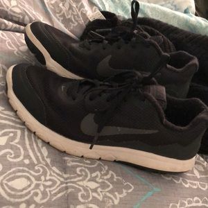 Women’s black nike tennis shoes size 8